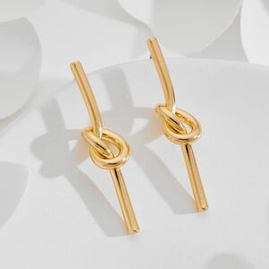 Elegant 18k Gold Lovev Knot Earrings NWT